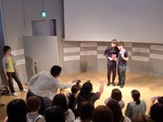 記者用の写真撮影で目線や表情を指示する松尾。