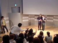 記者用の写真撮影で目線や表情を指示する松尾。