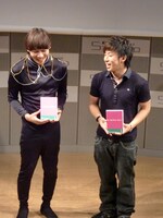 チーモンチョーチュウのみの記者会見を喜ぶ2人。