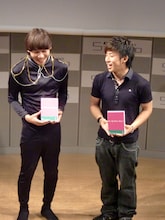 チーモンチョーチュウのみの記者会見を喜ぶ2人。