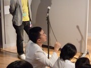 会見で質問する「週刊レゲエクラブ」の松尾記者。