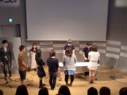 握手会の列に並ぶ松尾。