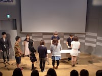 握手会の列に並ぶ松尾。