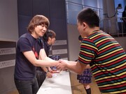 「いつも吐くほど飯をおごってくれてありがとうございます！」と白井と握手する松尾。