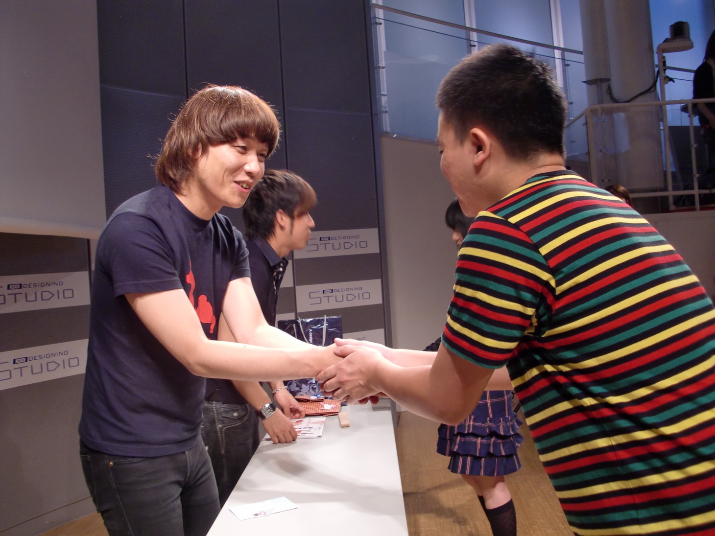 「いつも吐くほど飯をおごってくれてありがとうございます！」と白井と握手する松尾。