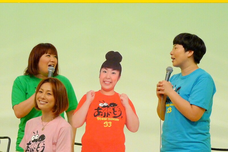 「24時間テレビ33『愛は地球を救う』」の会見に出席した森三中。欠席した村上はパネルで登場。