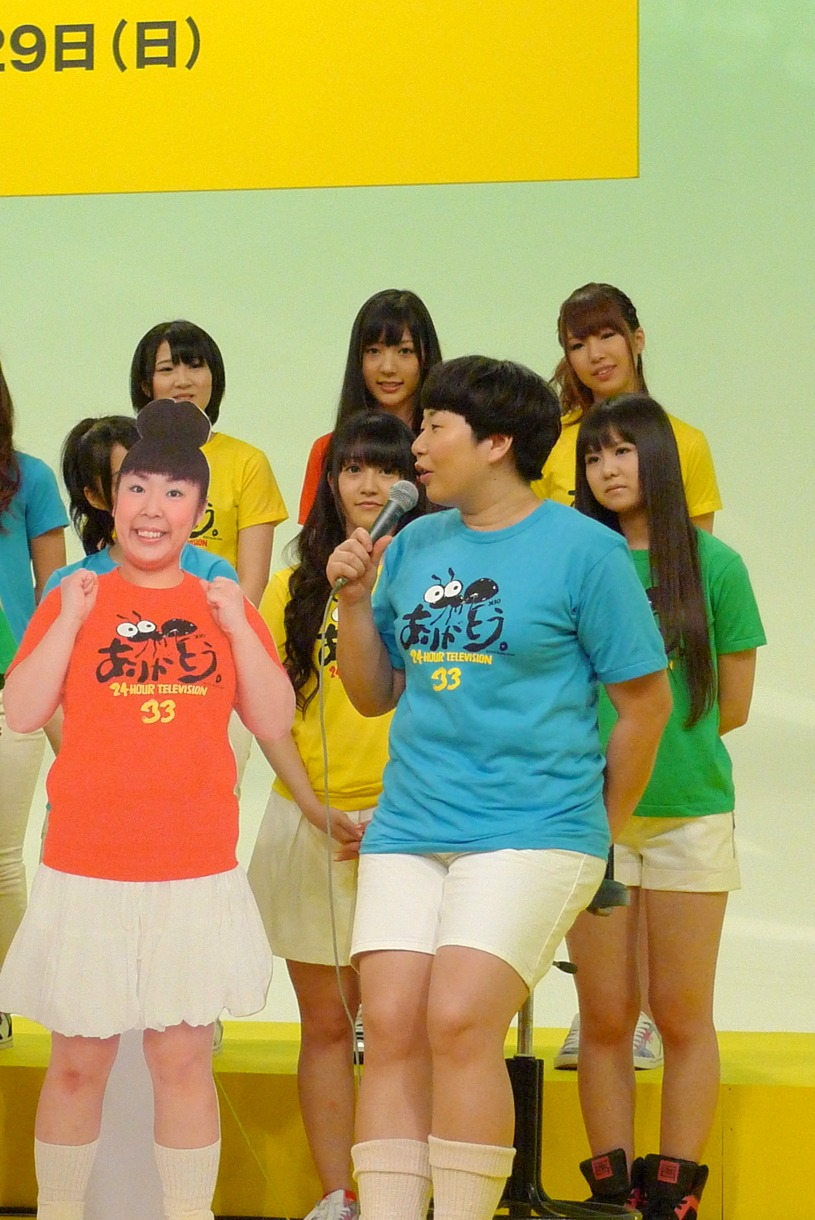 意気込みを語る森三中・大島美幸（写真手前右）と書き割りパネルでの登場となった村上知子（手前左）。