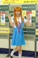 次々にポーズを変える稲垣。