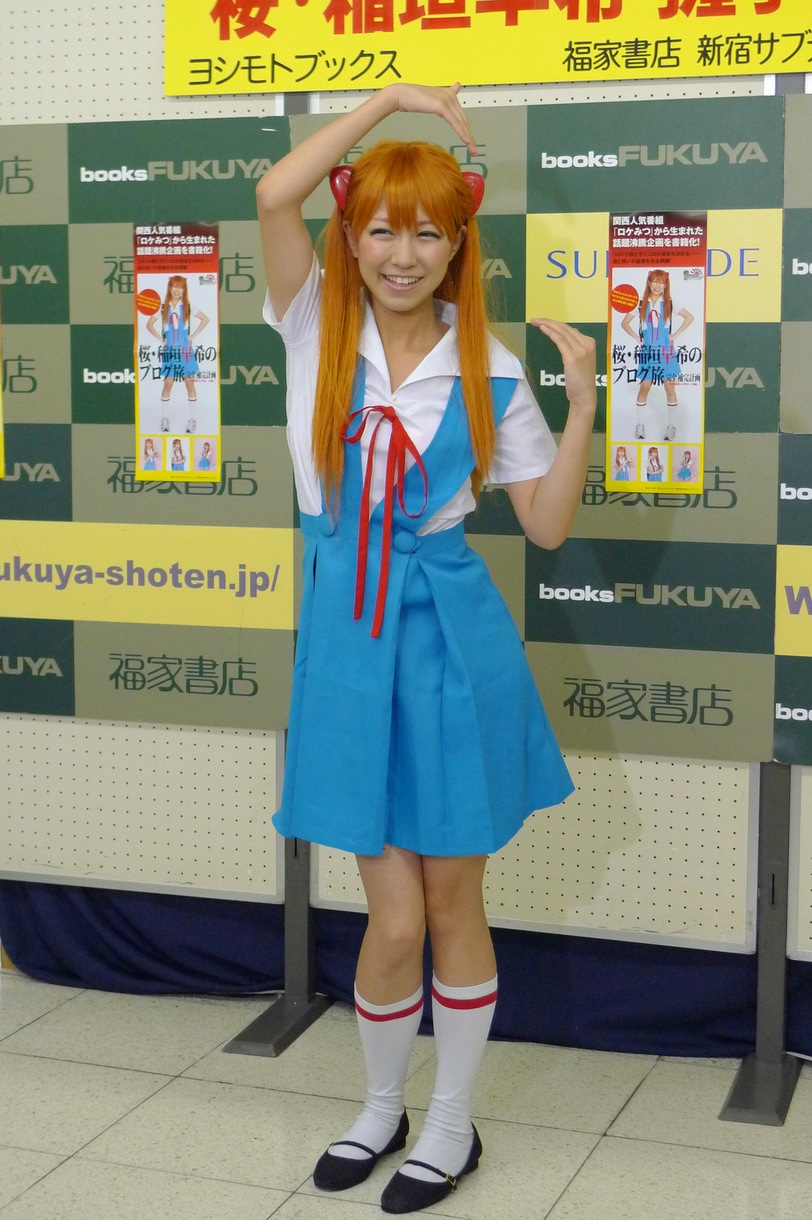 次々にポーズを変える稲垣。