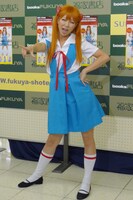 次々にポーズを変える稲垣。