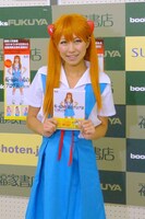 書籍「桜・稲垣早希のブログ旅 完全補完計画～関西縦断＆四国一周編～」をPRする稲垣。