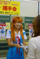 ファンにサイン本を受け渡す稲垣。