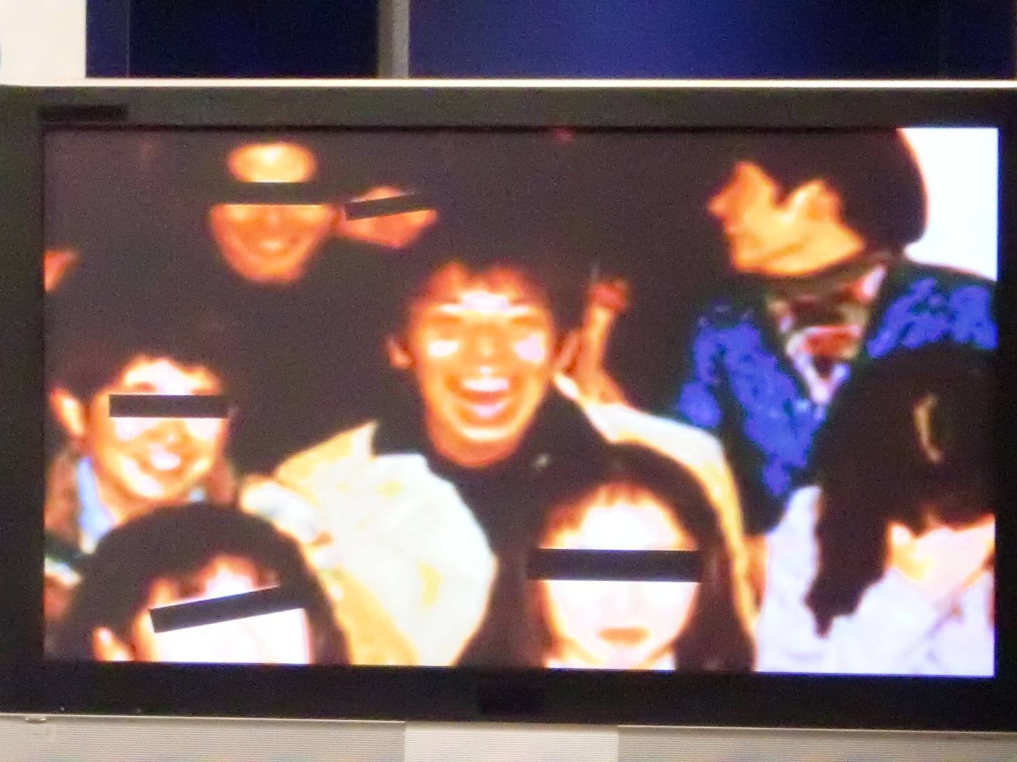 高校時代のパンクブーブー哲夫。「この仲間たちの中では4番目に自分は面白かった」と笑顔の自分の写真を見て懐かしんだ。