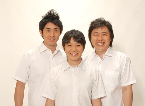 フラミンゴ。左から竹森千人、辻本耕志、吉田ウーロン太。(c)FMG