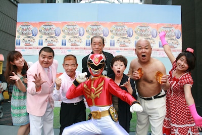 吉本新喜劇メンバーとゴセイレッド。島木譲二はパチパチパンチとポコポコヘッドを披露し、ライブをアピール。本番ではやはり悪役を演じる予定。(c)吉本興業