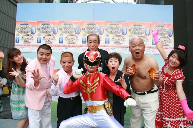 吉本新喜劇メンバーとゴセイレッド。島木譲二はパチパチパンチとポコポコヘッドを披露し、ライブをアピール。本番ではやはり悪役を演じる予定。(c)吉本興業