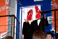 会場後方から颯爽と現れる鳥人。