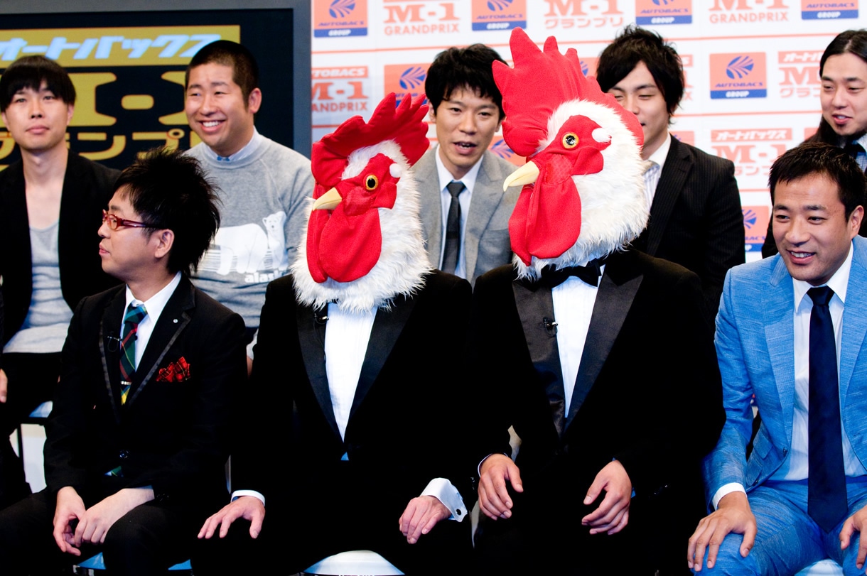 鳥人に扮したまま会場入りした笑い飯の2人（中央）。