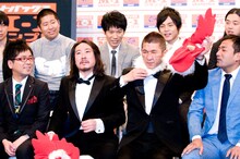 鳥人のかぶり物を脱いだ笑い飯（下段中央）。