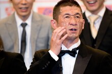 鳥人のかぶり物を脱いだ笑い飯哲夫。「ダイエットで顔がひきしまった」と語ったが、次の瞬間には隣のナイツ塙にセロテープをはがすのを手伝ってもらっていた。