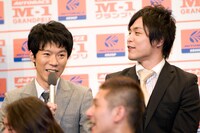 モンスターエンジン西森（左）は「M-1はあと7回出られるんですけど、38歳になってまでギュウギュウに詰めた4分の漫才はやりたくない」と語った。