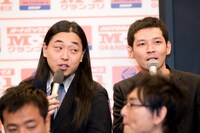 今年がラストイヤーとなるPOISON GIRL BAND阿部（左）は「僕らはエントリー料を払うのも大変。このあとENEOSにバイトに行きます」と自虐ギャグ。吉田（右）は「優勝したら、これからM-1に出る後輩たちにスーツを買ってあげたい」とコメントし、好感度を上げた。