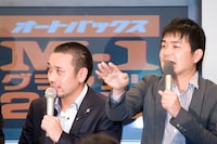 「こないだ地元に帰ったら、父親が海を見つめながら首にかけたタオルの端を口にくわえていました。……シンプルに金をやろうと思いました」と語る千鳥・大悟（左）。また、別の場面では、「こないだ地元に帰ったら、デニム工場で働く母親の右手が青く染まっていました。洗っても落ちないそうです。シンプルに金をやろうと思いました」とも。