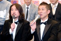 今年がラストイヤーとなる笑い飯。「優勝できなかったら、森で動物たちとひっそりと暮らします。社会的に死にます」と西田（左）。一方の哲夫（右）は、「優勝したら腕に“チンポジ”とタトゥーを入れます」と語った。