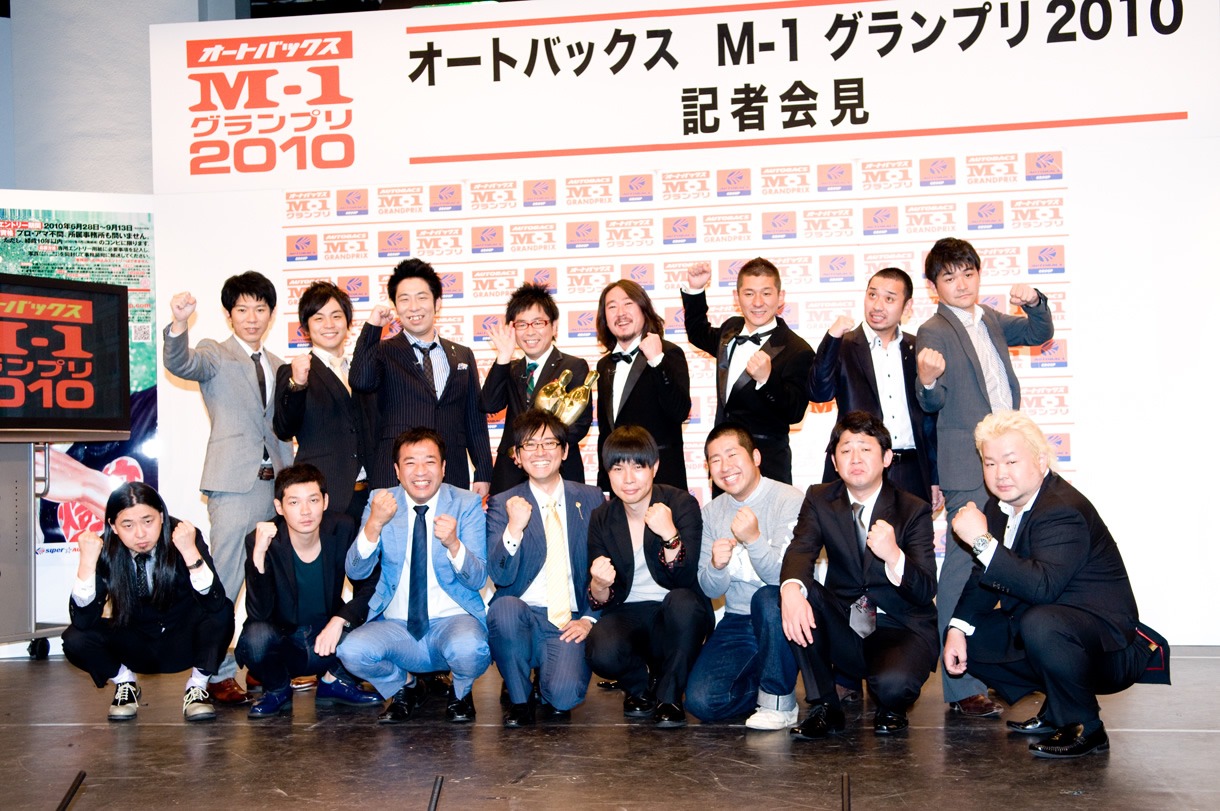 左上から時計回りにモンスターエンジン、パンクブーブー、笑い飯、千鳥、東京ダイナマイト、ハライチ、ナイツ、POISON GIRL BAND。