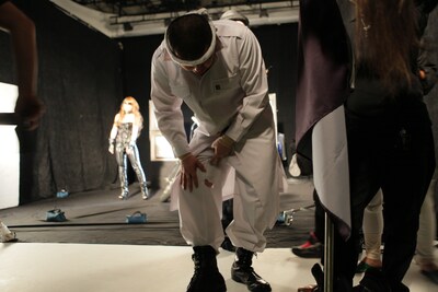 PVの撮影中、バイクのマフラーで衣装に穴をあけてしまった野性爆弾川島。