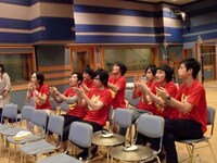 レコーディングスタジオに集結し、ワールドカップ日本代表を応援するライブスタンドボーイズの有志たち。