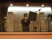 「Laugh＆Dream」のレコーディングを行うハイキングウォーキング松田。