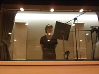 「Laugh＆Dream」のレコーディングを行うハイキングウォーキング松田。