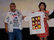 松村と松本の似顔絵があしらわれた十数年前のTシャツ。来場した番組ファン1名にジャンケン大会でプレゼントされた。