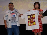 松村と松本の似顔絵があしらわれた十数年前のTシャツ。来場した番組ファン1名にジャンケン大会でプレゼントされた。