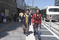 DVD「火曜サプライズ 京さま慎ちゃんの都バスで飛ばすぜぃ！ 夢の下町編」の一場面。(c)NTV