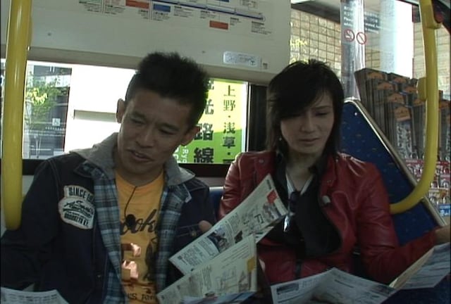 DVD「火曜サプライズ 京さま慎ちゃんの都バスで飛ばすぜぃ！ 夢の下町編」に出演している京さまこと京本政樹（右）と慎ちゃんこと柳沢慎吾（左）。(c)NTV