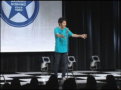 DVD「西野亮廣独演会」の一場面。