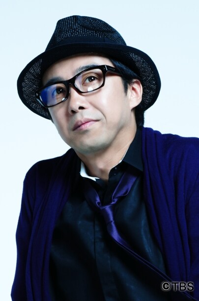 TBSの金曜ドラマ「うぬぼれ刑事」にてカメラマン穴井貴一役を演じるおぎやはぎ矢作。毎週木曜深夜にはTBSラジオ「JUNK おぎやはぎのメガネびいき」を放送中。(c)TBS