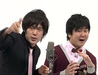 漫才中のウーマンラッシュアワー。