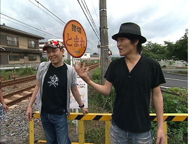 通りかかる場所ごとにさまざまなことを思い出す千原兄弟。