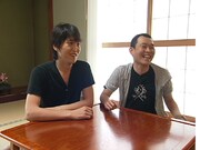 約15年ぶりに実家の居間で兄弟そろって会話をしたという千原兄弟。