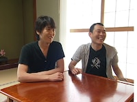 約15年ぶりに実家の居間で兄弟そろって会話をしたという千原兄弟。