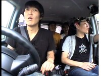 記憶をたどりながら故郷で車を走らせる2人。