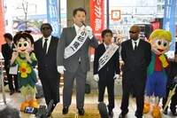 4月7日大阪・天満橋で行われた街頭演説の様子。この日は選挙を知らせる号外も配られ、街行く人たちも2人の演説に耳を傾けた。演説後2人は名刺を配って歩くなど、有権者との触れ合いにも熱心な様子だった。