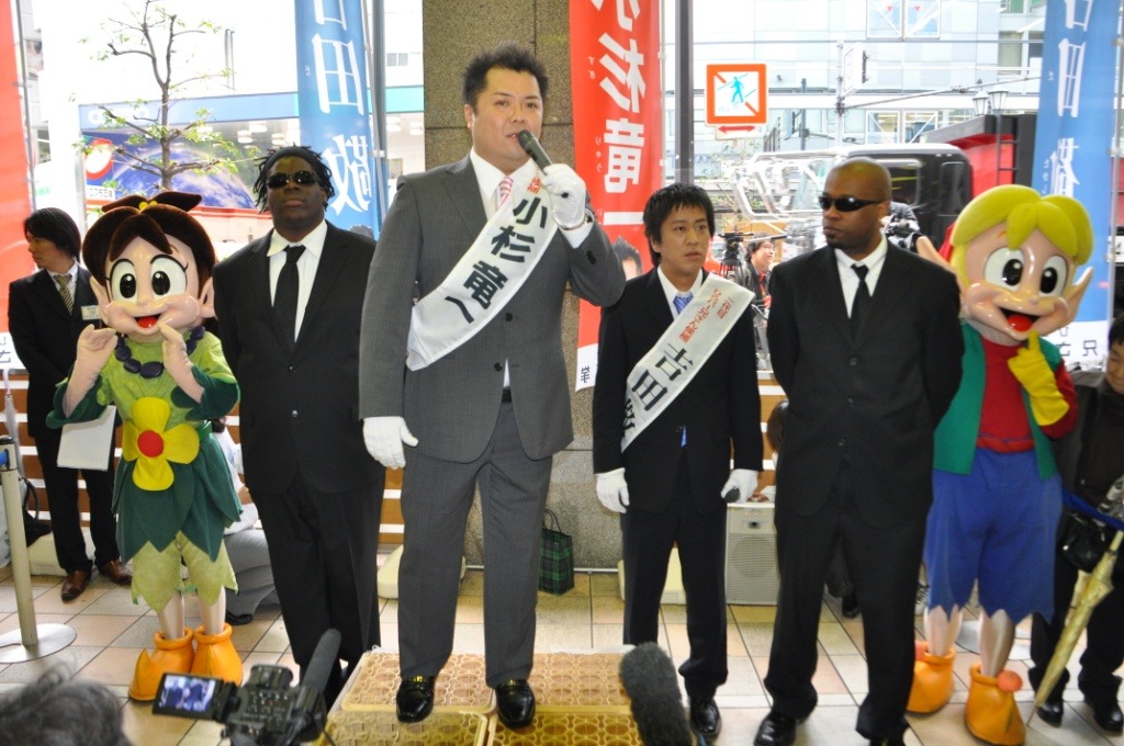 4月7日大阪・天満橋で行われた街頭演説の様子。この日は選挙を知らせる号外も配られ、街行く人たちも2人の演説に耳を傾けた。演説後2人は名刺を配って歩くなど、有権者との触れ合いにも熱心な様子だった。
