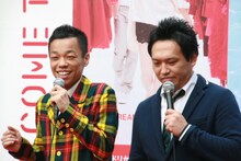 COWCOWは歌い終わると自ら「うまい！ うまい！ COWCOWうまい！ フ～！」とノリニリ。小籔に「自分で言うな～！ 帰れ～！」と自らのギャグでツッコまれた。(c)吉本興業