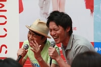 息の合ったところを見せたファミリーレストラン。(c)吉本興業