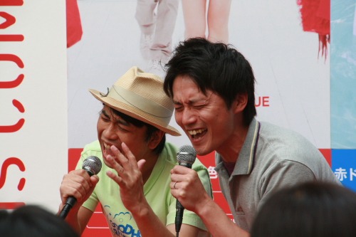 息の合ったところを見せたファミリーレストラン。(c)吉本興業