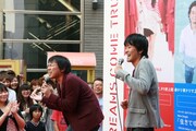 なかなかキーが合わず、客席にいた子どもに「ちがう！」と怒られてしまったヘッドライト。(c)吉本興業